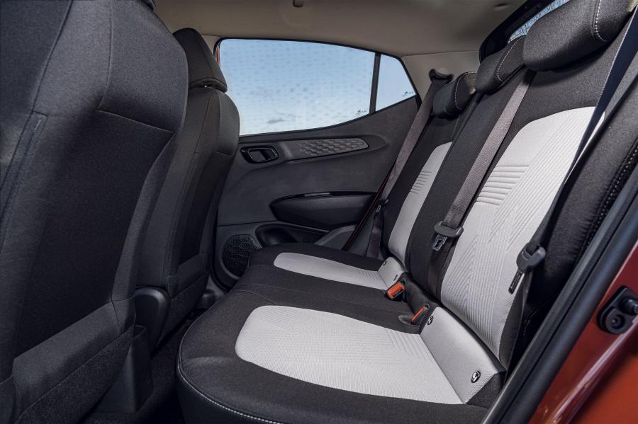 Интерьер Hyundai i10 2019 года  (UK) (фото 34 из 55)